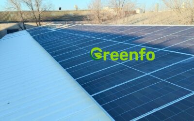 La empresa de soluciones de eficiencia energética Greenfo, instala un sistema fotovoltaico en una nave industrial de Fuenlabrada, Madrid.