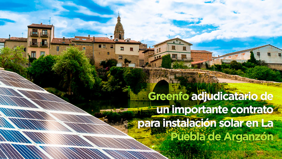 Imagen de Puebla de Alarcón con placas solares en primer plano